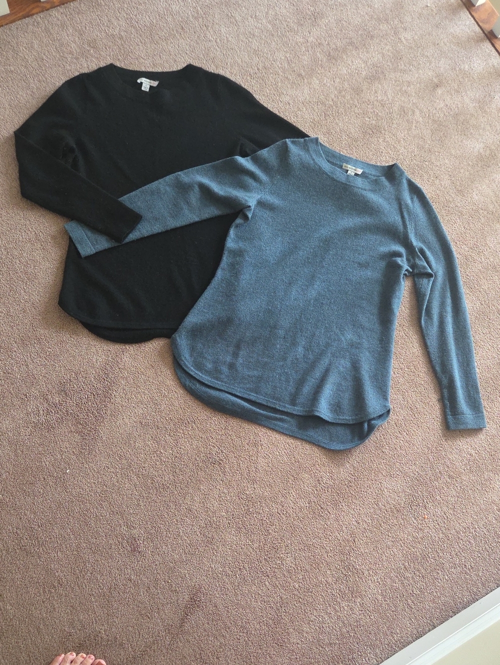 Women's Cashmete Crewneck Sweater - Black & Blue